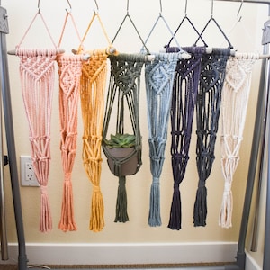 Benutzerdefinierte Makramee Pflanzenhänger, Sukkulenten, Weihnachtsgeschenk, versandfertig, Geschenk unter 20, minimalistisches Dekor, Boho Dekor, Wandtopf, Pflanzenmutter