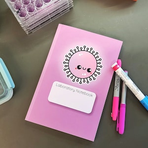 Virus Laboratory Notebook - Quaderno di laboratorio tascabile rosa, a tema virus, pagine in formato griglia