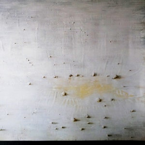 Puede incluir: Pintura abstracta con fondo blanco y un centro amarillo claro. La pintura tiene una superficie texturizada con pequeños puntos en relieve.