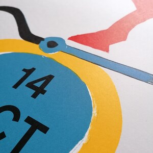 K&ouml;nnte beinhalten: Nahaufnahme eines Grafikdrucks mit einem blauen Kreis mit den schwarzen Zahlen "14" und "CT". Der Kreis ist vor einem gelben Hintergrund platziert. Eine schwarze gebogene Linie und ein blauer Zeiger erstrecken sich vom Kreis. Rote Silhouette einer Person im Hintergrund.
