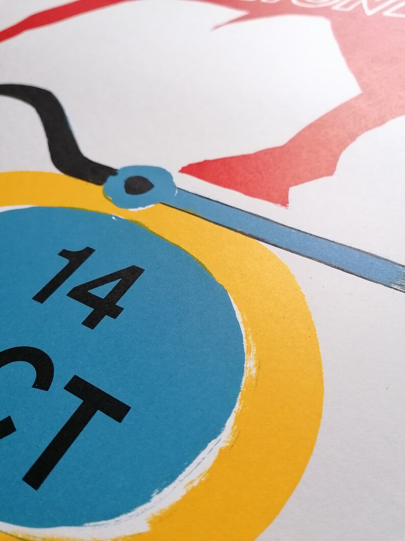 K&ouml;nnte beinhalten: Nahaufnahme eines Grafikdrucks mit einem blauen Kreis mit den schwarzen Zahlen "14" und "CT". Der Kreis ist vor einem gelben Hintergrund platziert. Eine schwarze gebogene Linie und ein blauer Zeiger erstrecken sich vom Kreis. Rote Silhouette einer Person im Hintergrund.