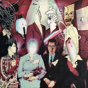 Puede incluir: Un collage de figuras con diversas expresiones faciales y dise&ntilde;os abstractos. Las figuras est&aacute;n dispuestas en grupo, con algunas figuras parcialmente oscurecidas por otras. El fondo es de color rojo y blanco.