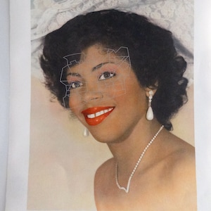 May include: A black and white portrait of a woman wearing a white lace hat and a pearl necklace. She is smiling with red lipstick and has pearl earrings. The image is signed "Mercé05 229/250".