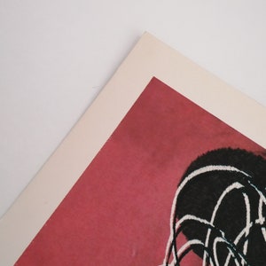Puede incluir: Impresi&oacute;n de arte abstracto con fondo rojo y l&iacute;neas negras y blancas. Las l&iacute;neas est&aacute;n enredadas y crean una sensaci&oacute;n de movimiento.