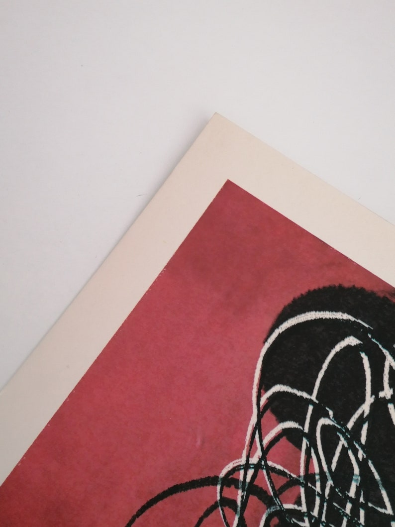 Puede incluir: Impresi&oacute;n de arte abstracto con fondo rojo y l&iacute;neas negras y blancas. Las l&iacute;neas est&aacute;n enredadas y crean una sensaci&oacute;n de movimiento.