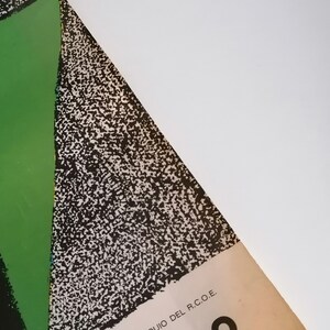 May include: A black and white poster with a green triangle and the text "OBSEQUIO DEL R.C.O.E.  A 82"