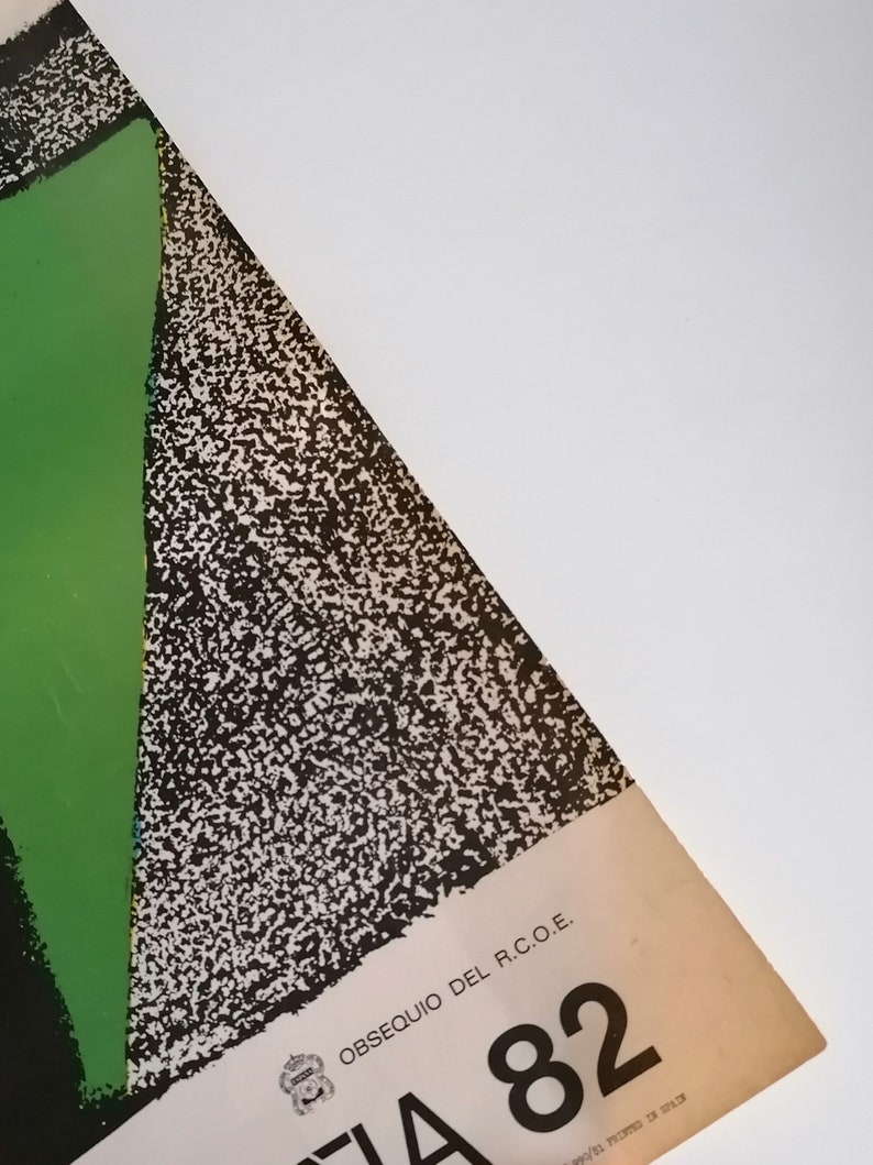 May include: A black and white poster with a green triangle and the text "OBSEQUIO DEL R.C.O.E.  A 82"
