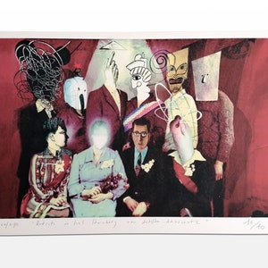 Puede incluir: Una impresi&oacute;n de collage abstracto y colorido que presenta a un grupo de personas con detalles caprichosos. La impresi&oacute;n est&aacute; sobre un fondo rojo e incluye el texto "(collage) "Retrats al Sol" Deberg om "Skylfte Adolscente" 40/40".