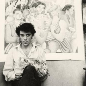 Puede incluir: Una fotograf&iacute;a en blanco y negro de un hombre sentado frente a una gran pintura. El hombre lleva una camisa blanca y tiene el pelo corto y oscuro. Sostiene un pincel en su mano derecha y mira a la c&aacute;mara. La pintura es abstracta y presenta un grupo de personas en un entorno estilizado.
