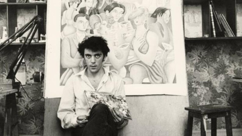 Puede incluir: Una fotograf&iacute;a en blanco y negro de un hombre sentado frente a una gran pintura. El hombre lleva una camisa blanca y tiene el pelo corto y oscuro. Sostiene un pincel en su mano derecha y mira a la c&aacute;mara. La pintura es abstracta y presenta un grupo de personas en un entorno estilizado.