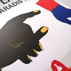 K&ouml;nnte beinhalten: Grafikdruck mit einer schwarzen Hand mit gelben Fingern&auml;geln, die nach einer roten und blauen Hand greift. Der Druck tr&auml;gt den Text "LA PUBLI PARADIS PARIS 75010" oben.