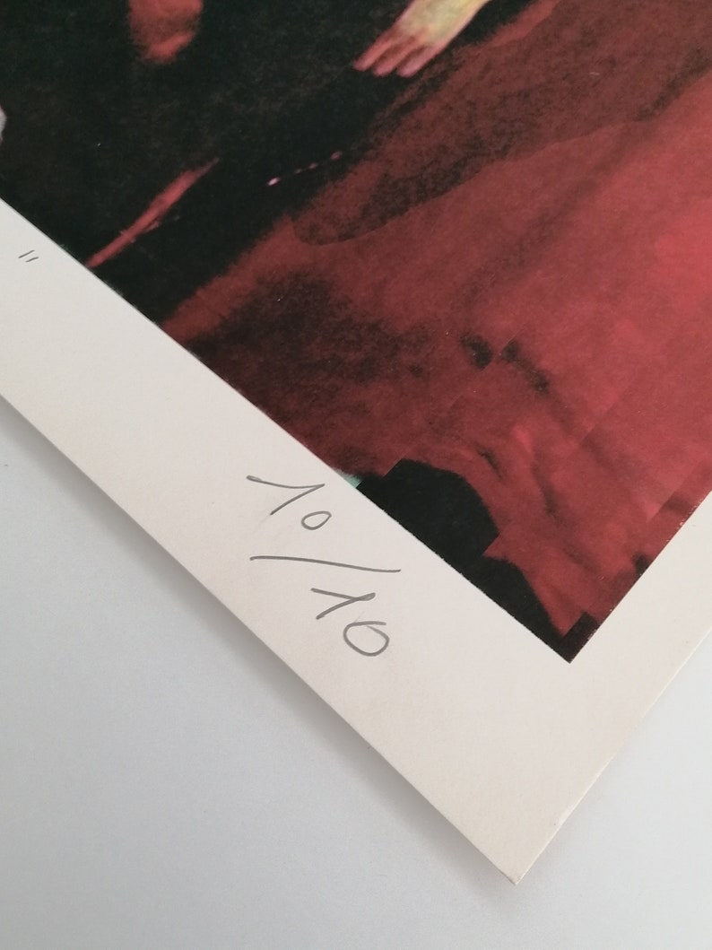 Puede incluir: Primer plano de un papel blanco con el n&uacute;mero "1/10" escrito en tinta negra.