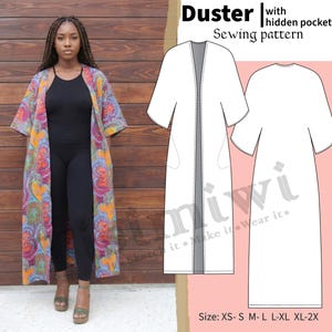 Op de afbeelding: Een naaipatroon voor een duster, een lang kledingstuk met een open voorkant en verborgen zakken. Het ontwerp bevat een technische lijntekening van de voor- en achterkant, met de tekst Duster with hidden pockets Sewing pattern en de maten XS-S M-L L-XL XL-2X.