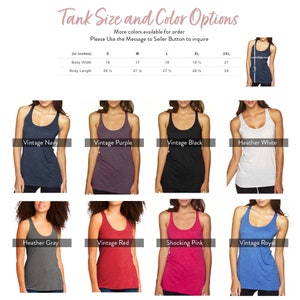 Pu&ograve; includere: Un grafico che mostra le taglie e i colori dei top a canotta. Il grafico mostra la larghezza e la lunghezza del corpo in pollici per le taglie S, M, L, XL e 2XL. I colori mostrati sono Navy vintage, Viola vintage, Nero vintage, Bianco melange, Grigio melange, Rosso vintage, Rosa shocking e Blu reale vintage.
