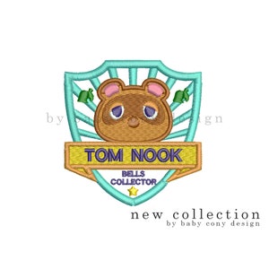 Può includere: Una toppa ricamata blu e gialla con Tom Nook, un personaggio della serie di videogiochi Animal Crossing. La toppa dice "Tom Nook Bells Collector" e ha una stella al centro.