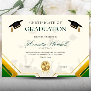 Peut inclure: Un certificat de remise de diplôme sur fond crème, avec le texte « CERTIFICAT DE REMISE DE DIPLÔME ». Le certificat comprend un sceau doré, des accents verts et dorés et deux coiffes de remise de diplôme. Le nom « Henrietta Mitchell » est affiché.