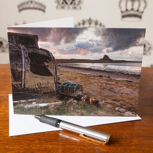 Biglietto d'auguri Holy Island – Northumberland, Inghilterra – Scena di capanne invecchiate – Biglietto vuoto – Biglietto di auguri di compleanno – Biglietto fotografico – Regalo Lindisfarne