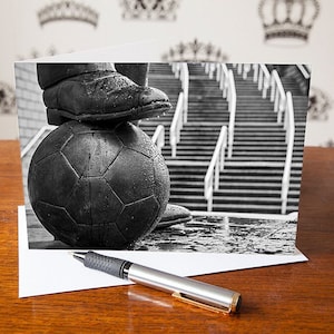Tarjeta de Bobby Robson del Newcastle United – Con el balón – Regalo del Ejército Toon – Tarjeta de aniversario del NUFC – Tarjeta de cumpleaños para él – Interior en blanco