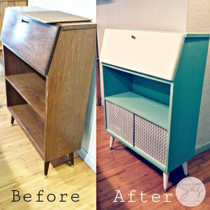 Pu&ograve; includere: Immagine prima e dopo di un mobile in legno con una porta a ribalta. Il mobile &egrave; stato dipinto in verde acqua e bianco con una carta a motivi che riveste gli scaffali inferiori. Il testo "Chalk Paint Sas" &egrave; visibile nell'angolo in basso a destra dell'immagine.