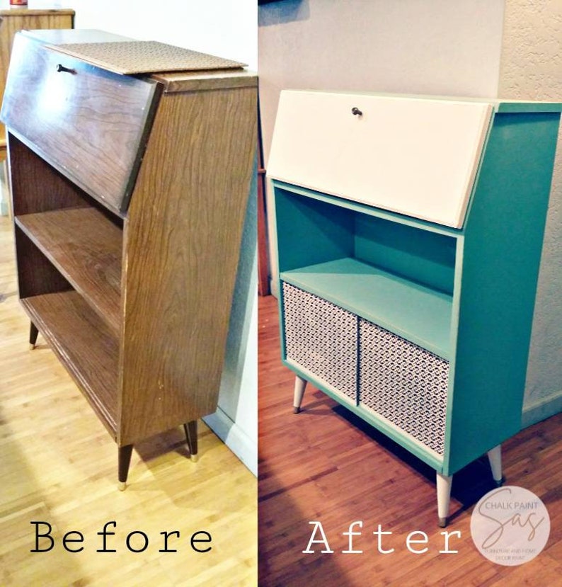 Pu&ograve; includere: Immagine prima e dopo di un mobile in legno con una porta a ribalta. Il mobile &egrave; stato dipinto in verde acqua e bianco con una carta a motivi che riveste gli scaffali inferiori. Il testo "Chalk Paint Sas" &egrave; visibile nell'angolo in basso a destra dell'immagine.