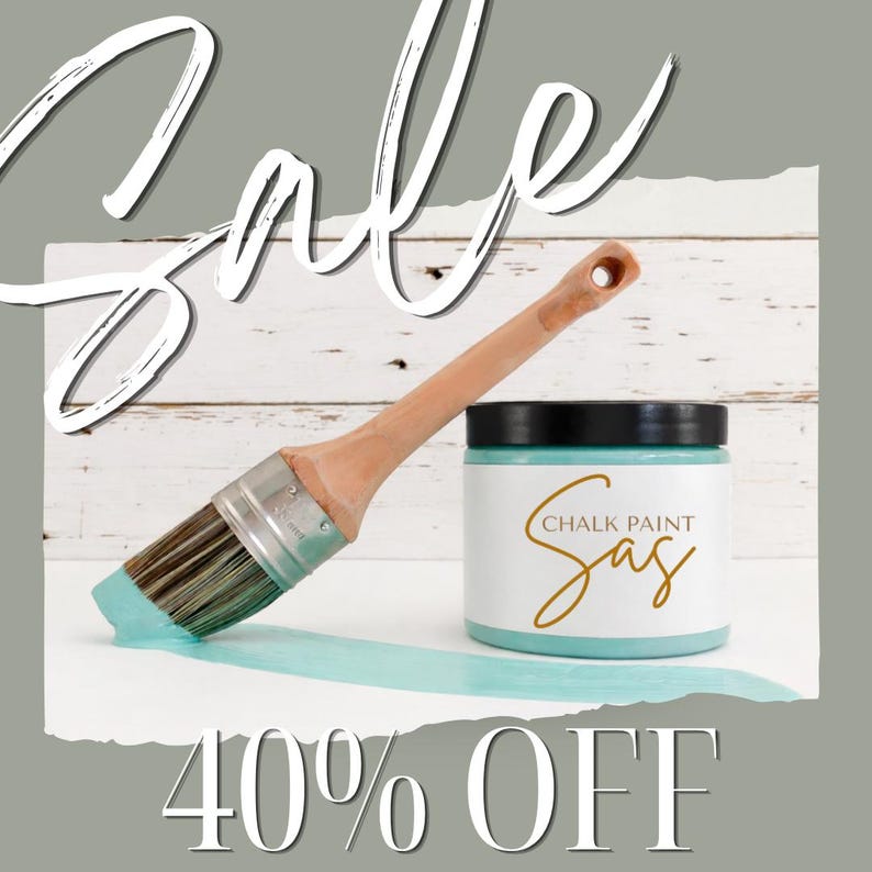 Puede incluir: Una imagen con un pincel con mango de madera y pintura turquesa, un tarro de pintura a la tiza turquesa y las palabras "Sale" y "40% OFF". El tarro de pintura tiene una tapa negra y una etiqueta blanca con letras doradas.