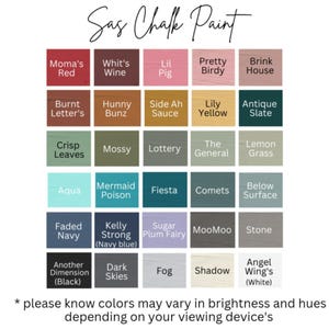 Pu&ograve; includere: Una tabella di 40 colori di vernice a gesso diversi con nomi come "Moma's Red", "Whit's Wine", "Lil Pig", "Pretty Birdy", "Brink House", "Burnt Letter's", "Hunny Bunz", "Side Ah Sauce", "Lily Yellow", "Antique Slate", "Crisp Leaves", "Mossy", "Lottery", "The General", "Lemon Grass", "Aqua", "Mermaid Poison", "Fiesta", "Comets", "Below Surface", "Faded Navy", "Kelly Strong (Navy blue)", "Sugar Plum Fairy", "MooMoo", "Stone", "Another Dimension (Black)", "Dark Skies", "Fog", "Shadow", "Angel Wing's (White)". Il testo in fondo alla tabella dice "* si prega di notare che i colori possono variare in luminosit&agrave; e tonalit&agrave; a seconda del dispositivo di visualizzazione"