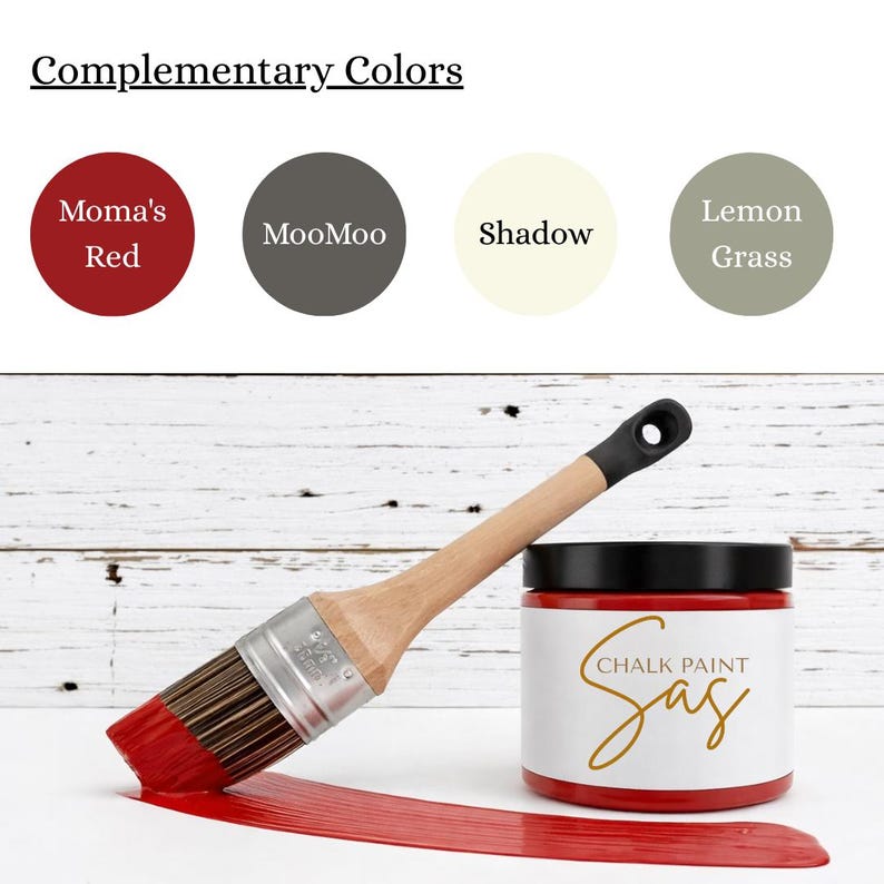 Puede incluir: Un bote de pintura a la tiza roja con tapa negra y un pincel. El pincel est&aacute; sobre una pincelada roja. El bote tiene el texto "Chalk Paint Sas" en escritura dorada. La imagen tambi&eacute;n muestra una paleta de colores con el texto "Colores complementarios".