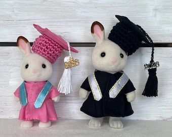 Set di toga e cappello da laurea Calico Critters – Abbigliamento per bambole Classe 2026 - Bambola non inclusa