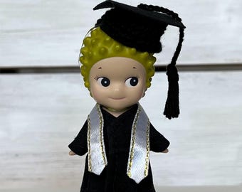 Sonny Angel afstudeerjurk, pet en stola, 3 stuks - pop niet inbegrepen