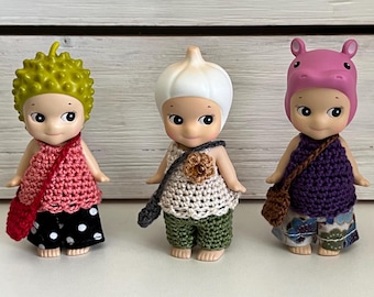 Conjunto de 3 piezas de Sonny Angel: Top, pantalón y bolso. Tejido de crochet/tela. Muñeca no incluida.