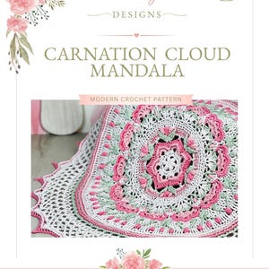 Pu&ograve; includere: Uno schema per uncinetto intitolato Carnation Cloud Mandala di Aimee Lynne Designs. L'immagine mostra un pezzo all'uncinetto circolare e complesso con filato rosa, bianco e verde salvia, con motivi floreali e un bordo delicato e traforato.
