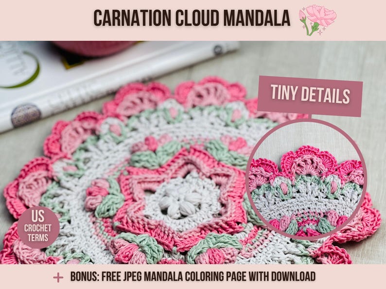 Pu&ograve; includere: Un mandala rotondo all'uncinetto con un motivo floreale nei toni del rosa, verde salvia e bianco. Il design include un motivo centrale a stella circondato da petali stratificati. Il testo sull'immagine recita Carnation Cloud Mandala, Tiny Details.