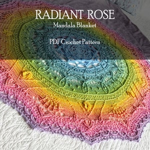 Puede incluir: Una manta de crochet mandala arcoíris sobre un fondo blanco. La manta está hecha con una variedad de colores, incluyendo rosa, morado, azul, verde, amarillo y naranja. La manta se llama "Radiant Rose Mandala Blanket" y es un patrón de crochet PDF.