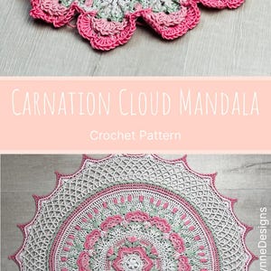 Pu&ograve; includere: Un mandala rotondo all'uncinetto con intricati motivi floreali nei toni del rosa, verde salvia e bianco. Il testo recita Carnation Cloud Mandala Crochet Pattern By AimeeLynneDesigns. Il design include petali stratificati e un bordo traforato.