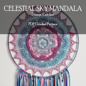 Puede incluir: Un atrapasueños de mandala tejido a crochet con un degradado de color rosa, morado y azul. El mandala está unido a un aro de metal y tiene cintas colgando de la parte inferior. El texto "Celestial Sky Mandala" y "Dream Catcher" está en la parte superior de la imagen.