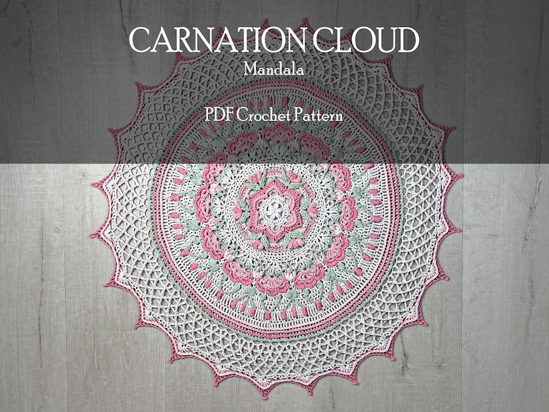 Pu&ograve; includere: Un mandala circolare all'uncinetto con intricati motivi floreali nei toni del rosa, verde salvia e bianco. Il testo CARNATION CLOUD Mandala PDF Crochet Pattern &egrave; visualizzato in alto. Il design include una stella centrale, petali stratificati e un delicato bordo in pizzo con punte.