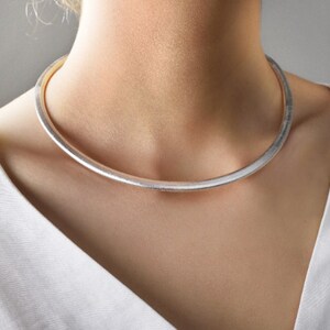 Zilveren choker ketting minimalistisch mat zilver statement choker geborsteld open kraag ketting verstelbaar gedraaid sterling verzilverd afbeelding 3