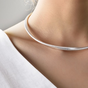 Zilveren choker ketting minimalistisch mat zilver statement choker geborsteld open kraag ketting verstelbaar gedraaid sterling verzilverd afbeelding 1