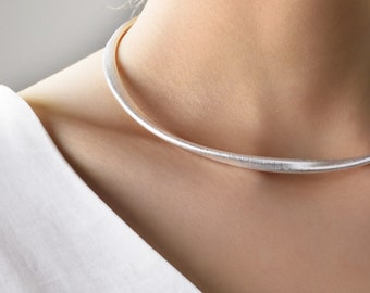 Silber Choker Halskette minimalistisch matt Silber Statement Choker gebürstet offener Kragen Halskette verstellbar Twisted Sterling Silber vergoldet