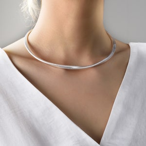 Collar de gargantilla de plata Gargantilla de declaración de plata mate minimalista collar de cuello abierto cepillado ajustable retorcido plateado de plata esterlina Silver Twisted