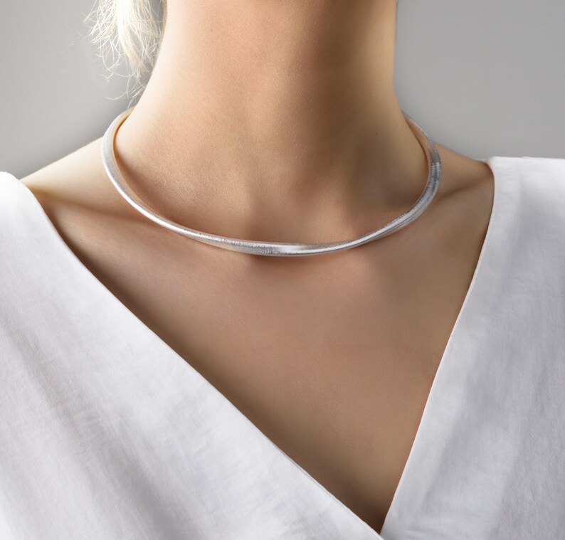 Zilveren choker ketting minimalistisch mat zilver statement choker geborsteld open kraag ketting verstelbaar gedraaid sterling verzilverd Silver Twisted