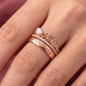 Conjunto de anillos apilables personalizados con nombre, anillo grabado en oro rosa, anillo con nombre personalizado, anillo con nombre en letra cursiva, conjunto de regalo para mamá, regalo para ella.
