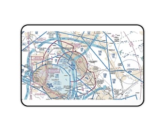 Puede incluir: Un mapa en blanco y negro del Área de la Bahía de San Francisco con líneas azules y rojas que indican restricciones de espacio aéreo y altitudes. El mapa incluye las ciudades de San Francisco, Oakland y San José, así como el Aeropuerto Internacional de San Francisco (SFO).