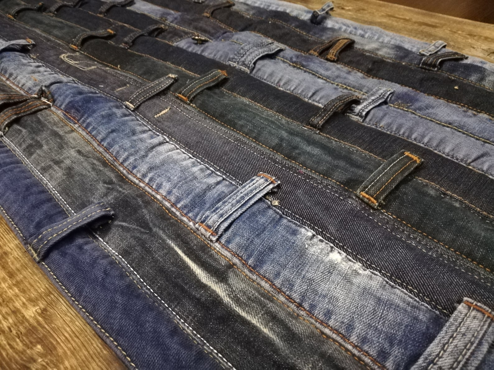 джинсы на вешалке. джинсы на вешалке. джинсы текстура. обои джинс. куча джинсов.