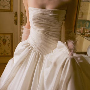Organza brudklänning, elegant A-linjeformad brudklänning med draperad korsett, med halsduk och böljande LAUREN