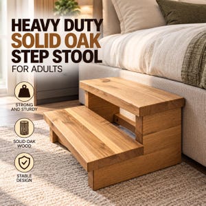 Puede incluir: Un taburete de dos peldaños hecho de madera de roble maciza. La veta natural de la madera es visible en los peldaños horizontales y los soportes verticales. El texto en la imagen dice: HEAVY DUTY SOLID OAK STEP STOOL FOR ADULTS, STRONG AND STURDY, SOLID OAK WOOD, STABLE DESIGN.