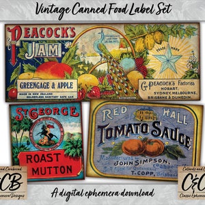 Può includere: Quattro etichette di cibo in scatola in stile vintage con illustrazioni e testo colorati. Le etichette presentano immagini di frutta, un pavone, un agnello arrosto e pomodori. Il testo include i nomi dei prodotti, come "Peacocks Jam", "St. George Roast Mutton" e "Red Hall Tomato Sauce".