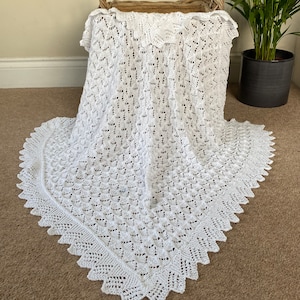 Baby Stola / Decke handgestrickt in einem zarten aber hübschen texturierten Lace-Design - ca.97cm x 97cm