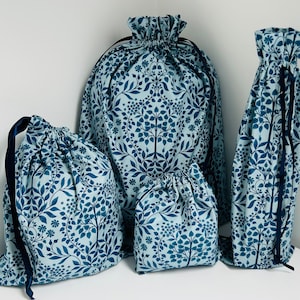 Stoff-Geschenktaschen in schönen Brensham Bäumen im französischen blauen Stoff