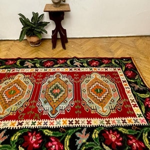 Wool handwoven rug, amazing colors and floral and geometric design. Tapis roses Tapis kilim floral Romania